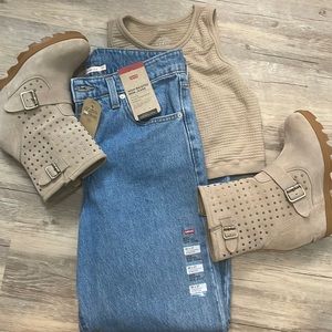 New! Levi’s High Waisted Mom Jeans 👖 size 30x27